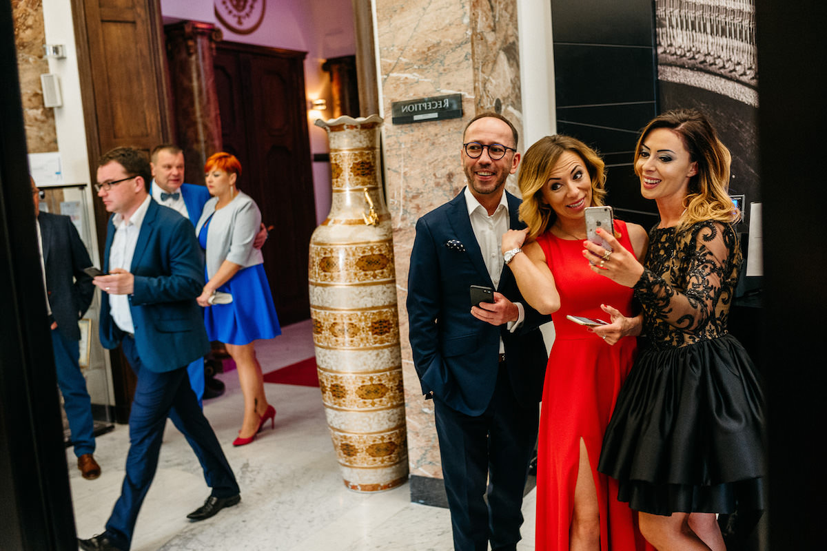 Rozmowy gości w hotelowym korytarzu