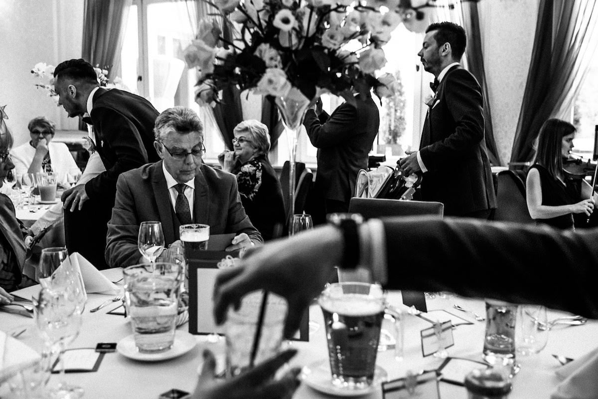 Goście przy stołach weselnych