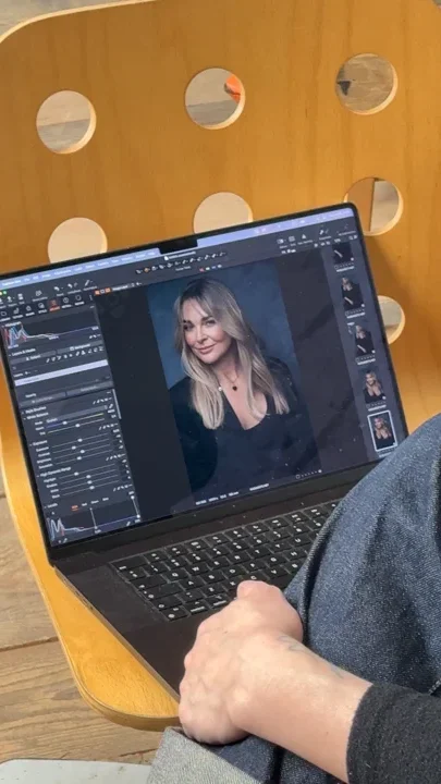 Portret Kasi w programie na laptopie podczas sesji