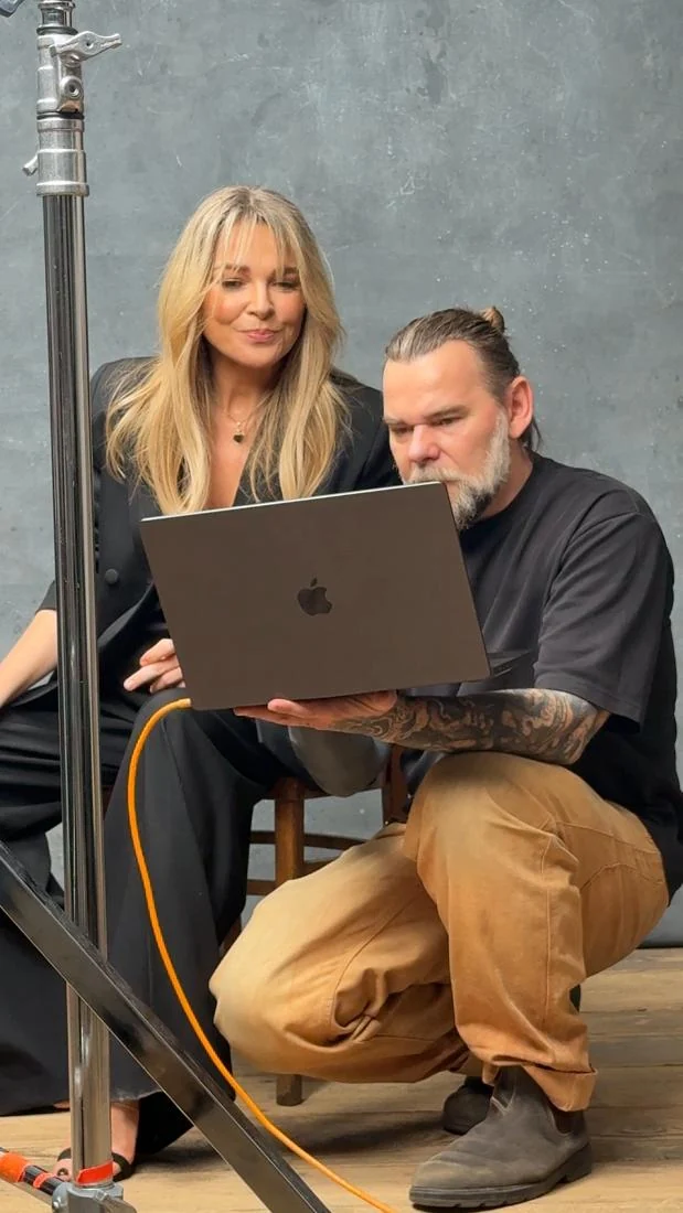 Michał i Kasia oglądają zdjęcia podczas sesji