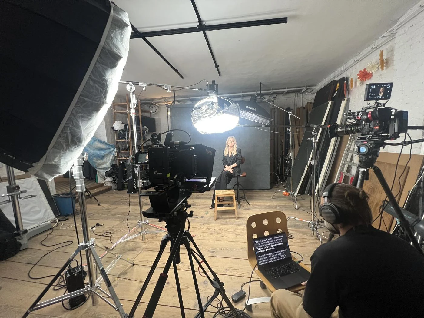 Studio podczas nagrania – kamery, światło i prompter
