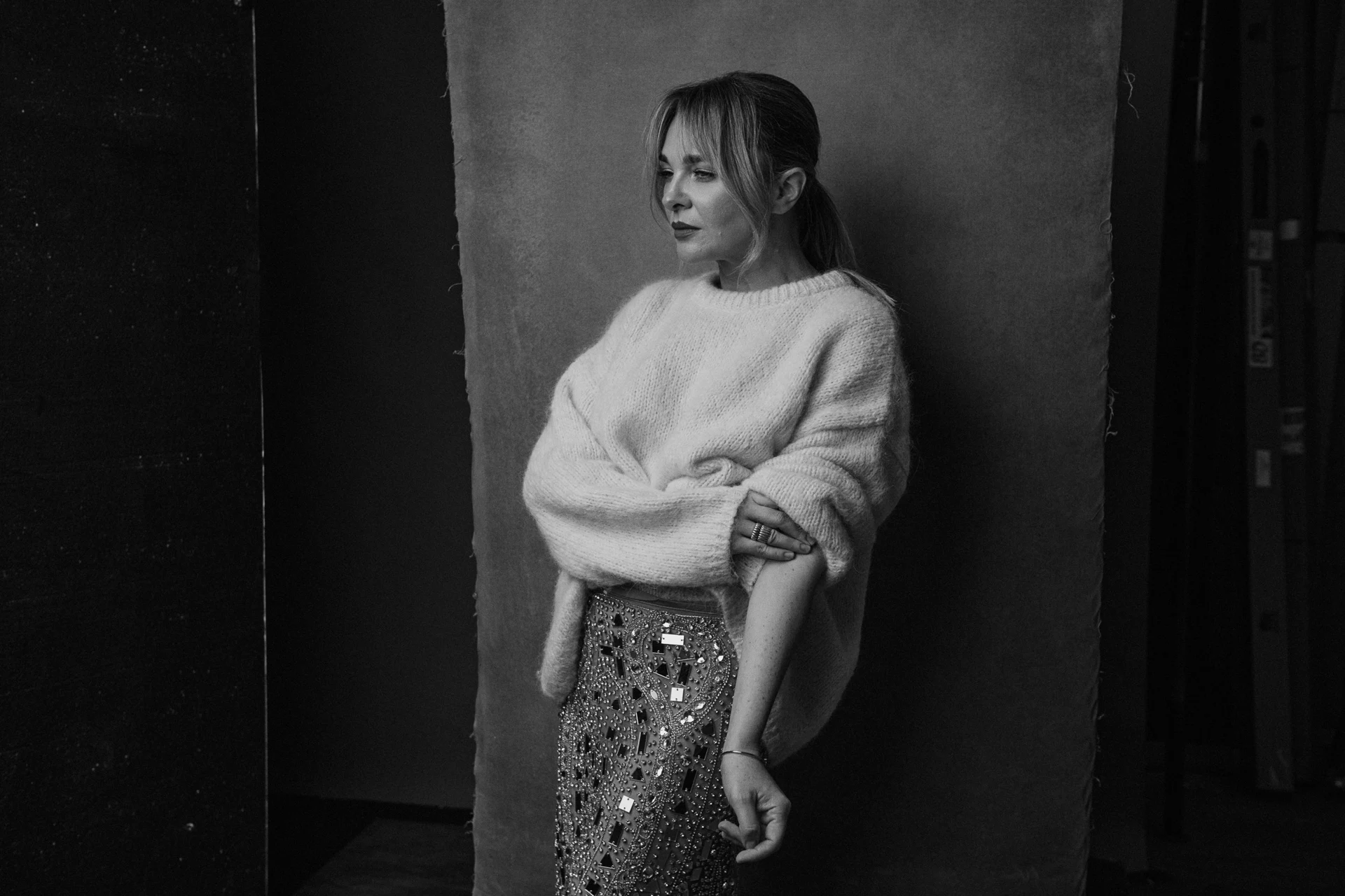 Kasia Krupa w białym swetrze, portret z profilu