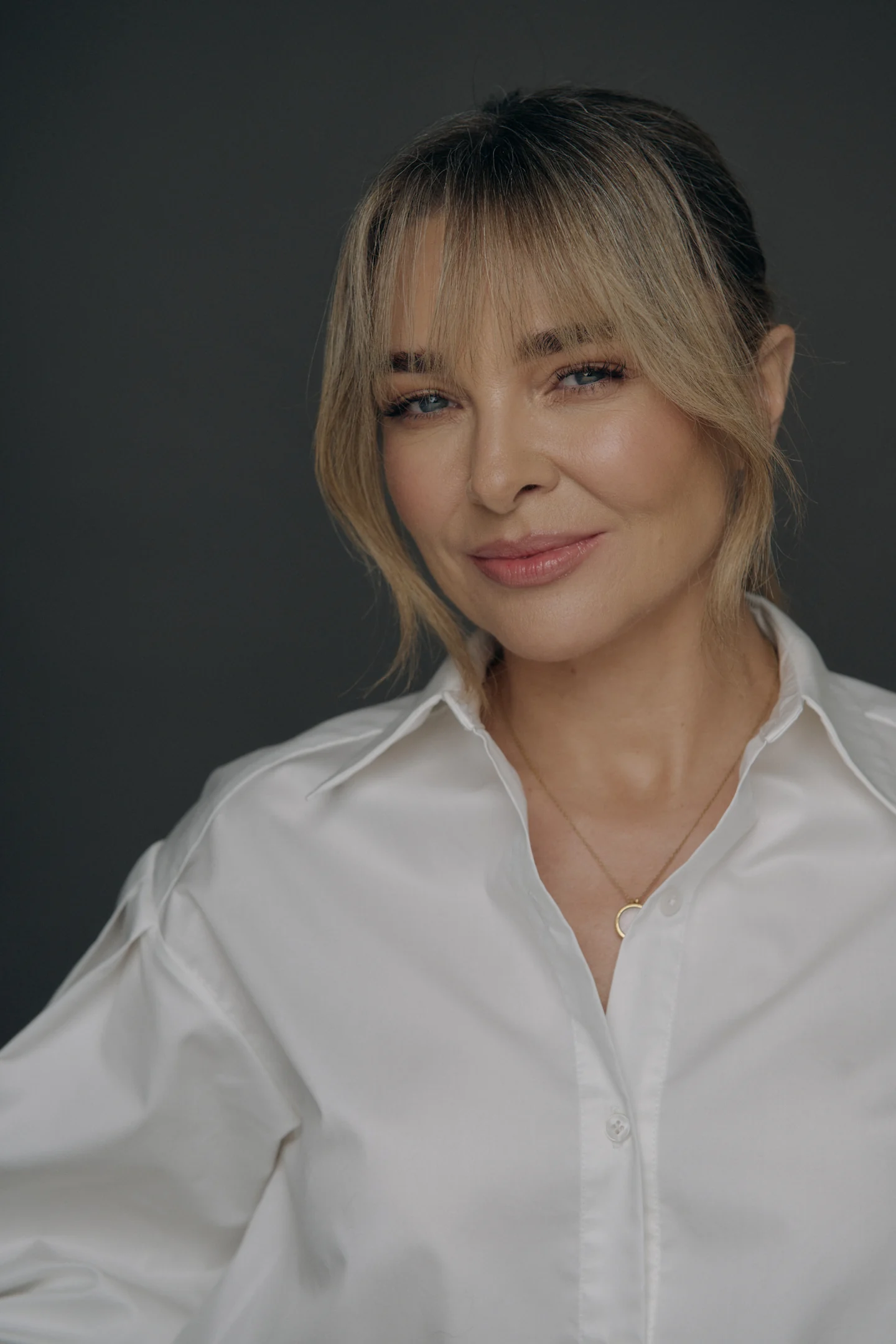 Kasia Krupa – Portret w białej koszuli – kadr opublikowany na Instagramie