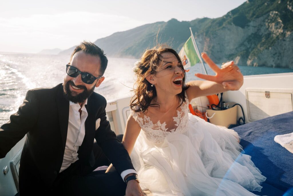 Reporterska fotografia ślubna - WhiteSmoke Studio 3 Radość pary młodej podczas rejsu w Portovenere
