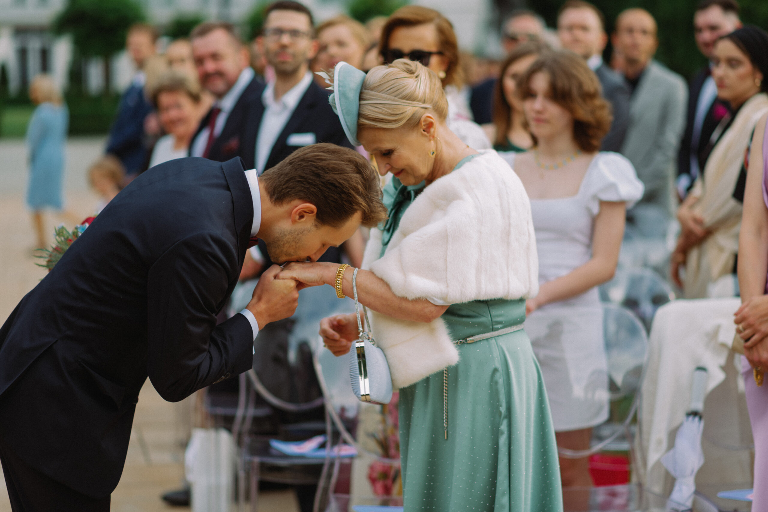 Maks całuje dłoń Martyny przed ceremonią