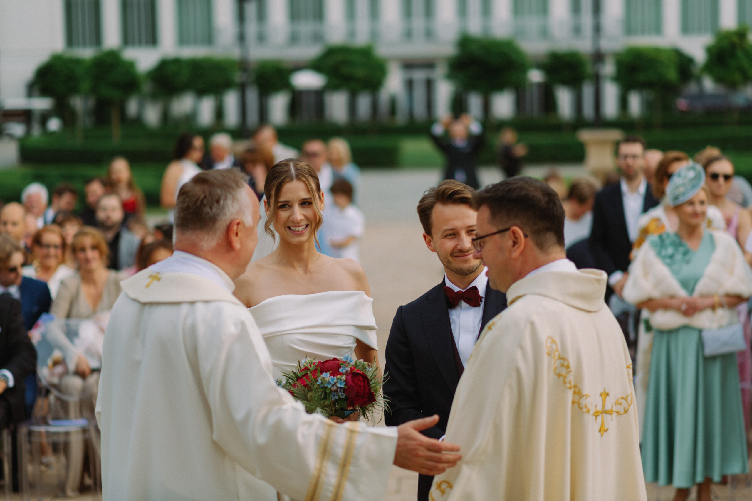 Martyna i Maks przed ołtarzem w ogrodzie
