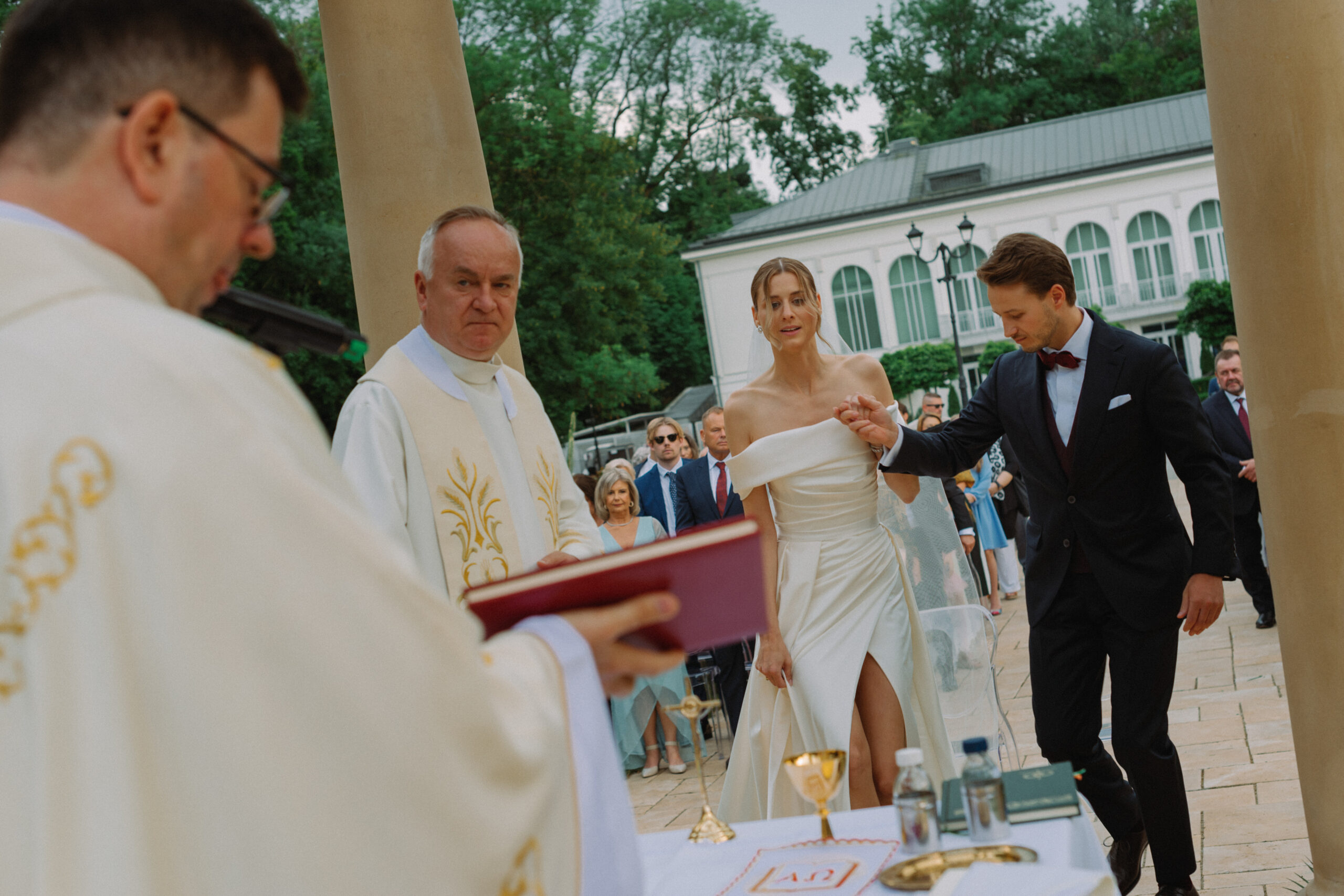 Martyna i Maks podczas ceremonii w ogrodzie