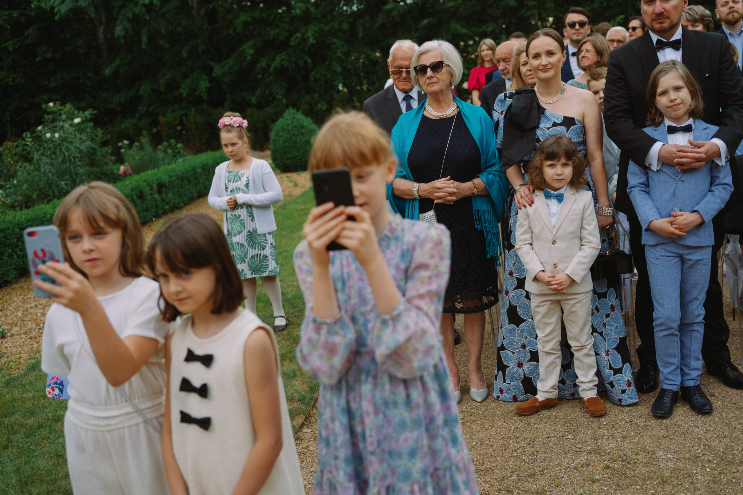 Dzieci obserwują ceremonię z aparatami