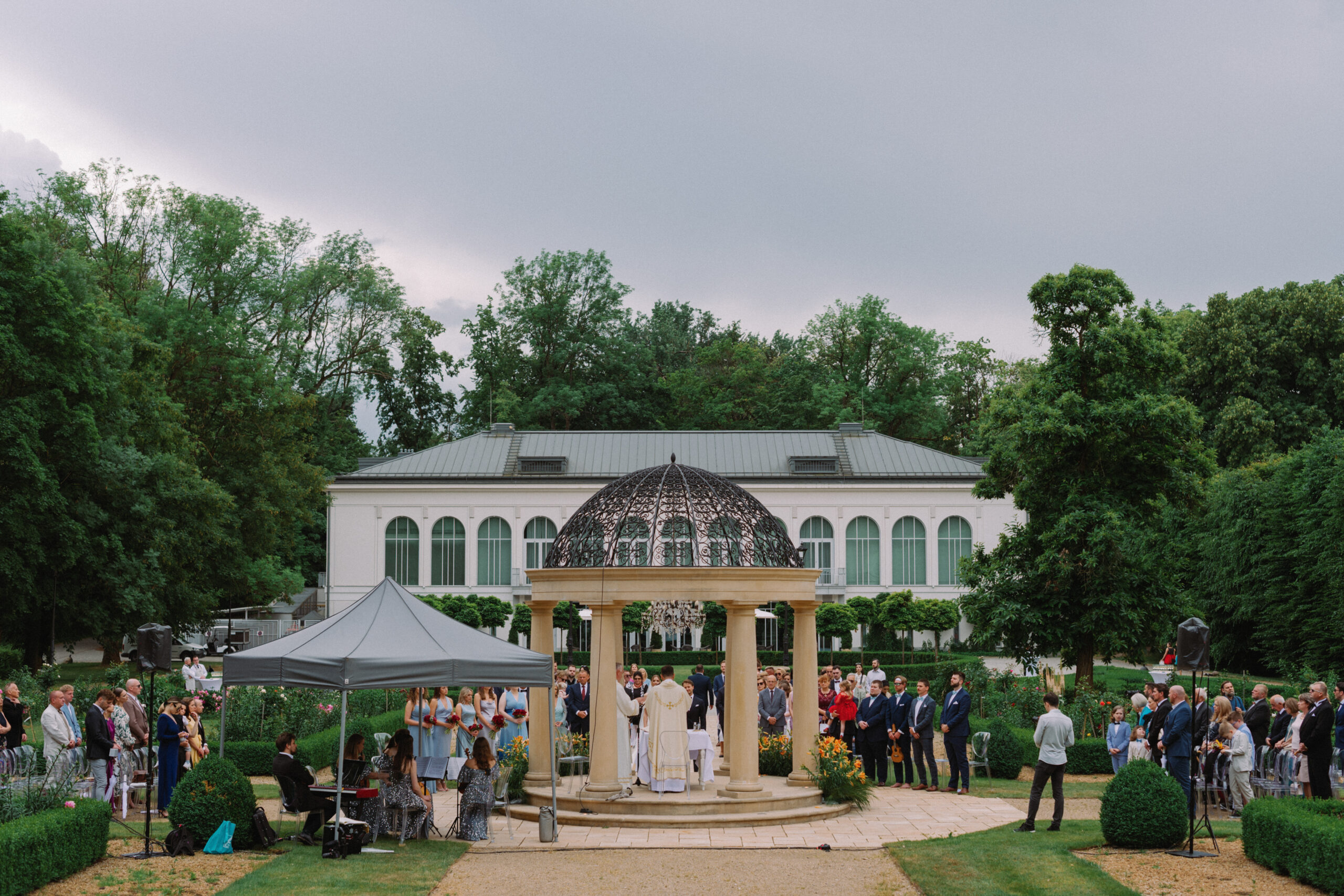 Ślub w plenerze w Pałacu Mała Wieś – panorama ceremonii Martyny i Maksa w ogrodzie