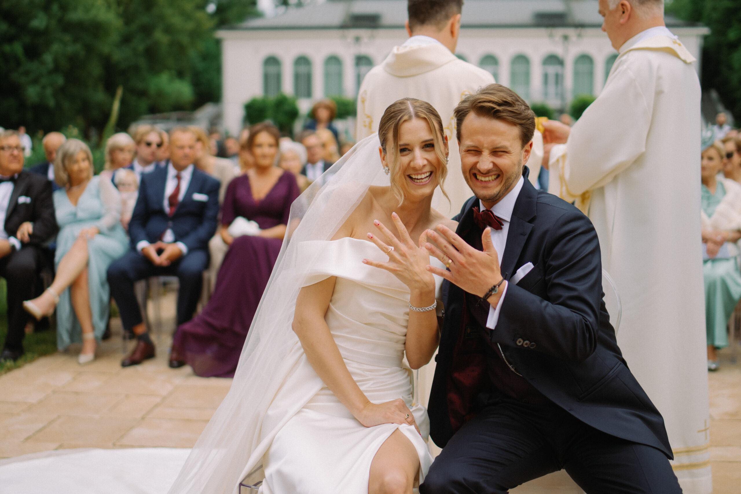 Martyna i Maks uśmiechają się podczas ślubu