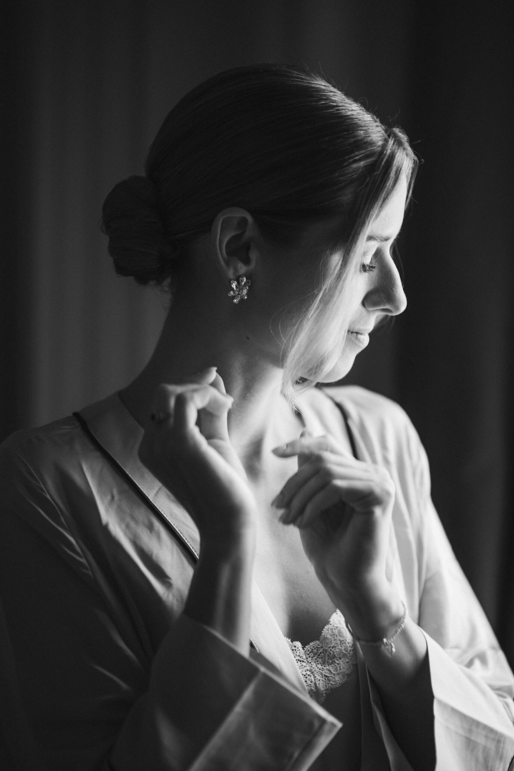 Portret Martyny w świetle okna