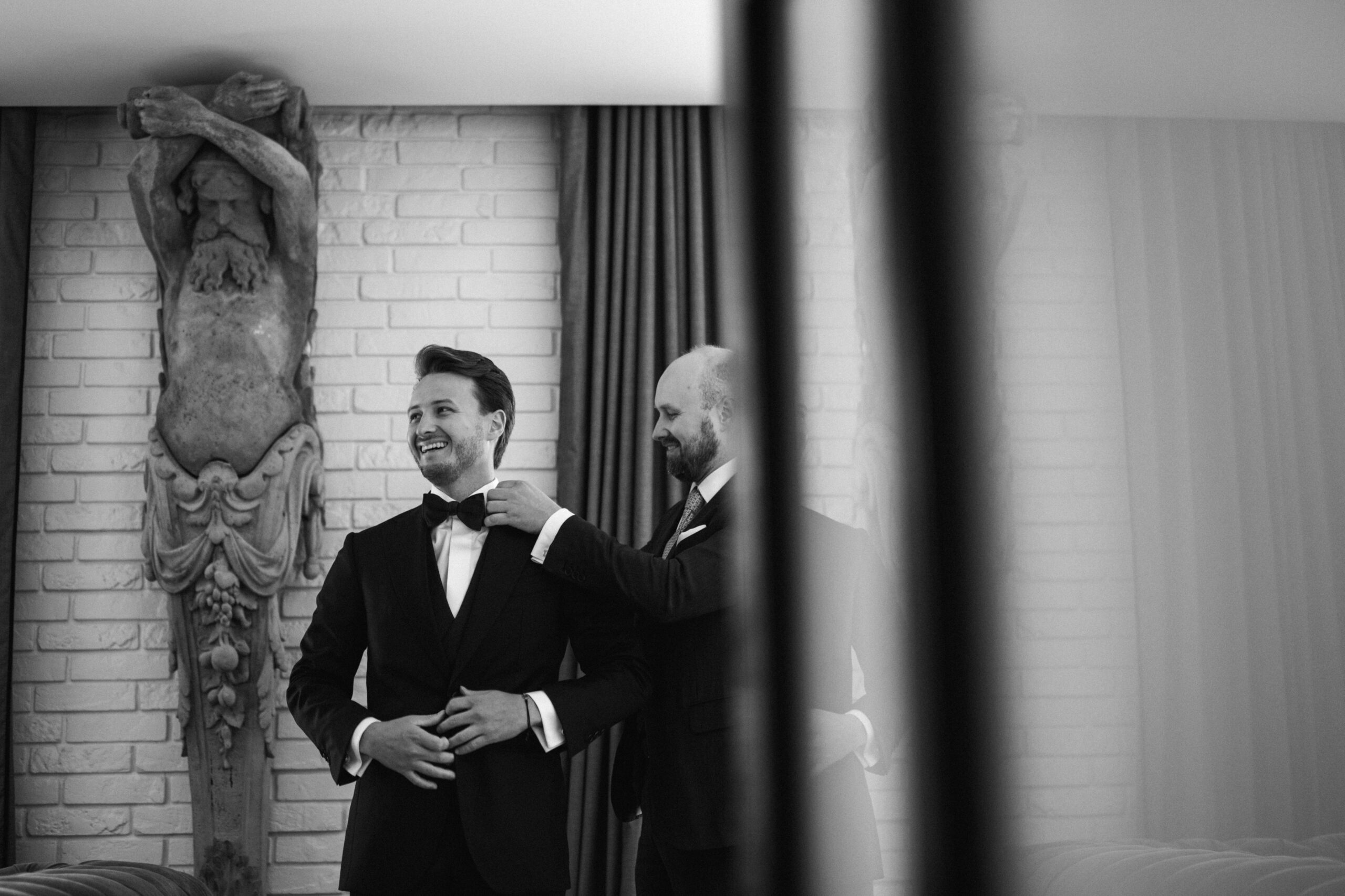 Maks w marynarce przed ceremonią