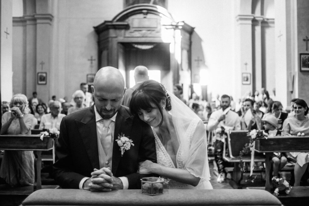 Reporterska fotografia ślubna - WhiteSmoke Studio 53 Wzruszenie Magdy i Luki podczas ceremonii ślubnej