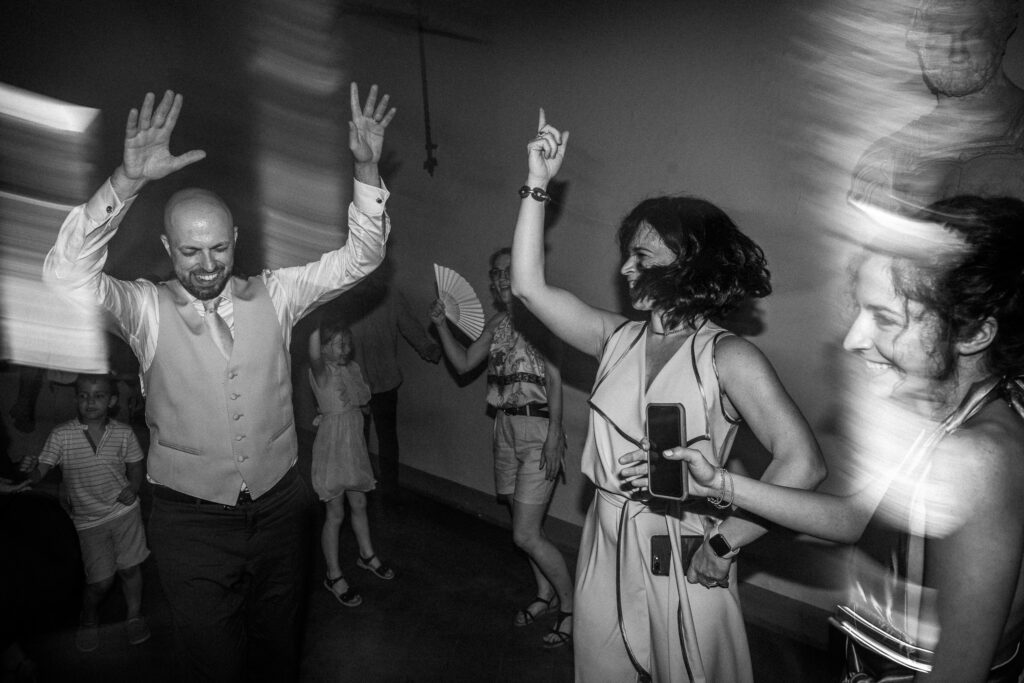 Reporterska fotografia ślubna - WhiteSmoke Studio 55 Radosna zabawa gości na parkiecie