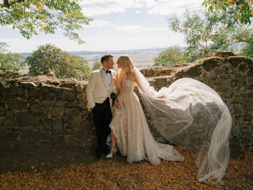 Reporterska fotografia ślubna - WhiteSmoke Studio 24 Vanessa i Piotr z welonem porwanym przez wiatr