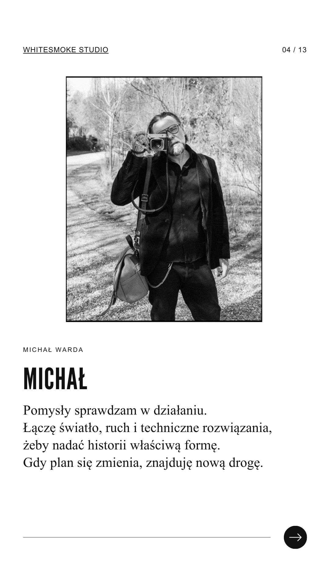 O Nas 3 Michał Warda z aparatem przy oku – aktualny portret z planszy 04